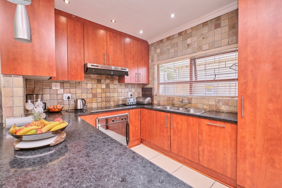 6 Bedroom Property for Sale in Oakglen Western Cape